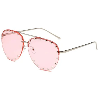 Това е нова метални слънчеви очила и те са същите слънчеви очила за мъже и жени в Европа и Америка Стилни слънчеви очила с шипове